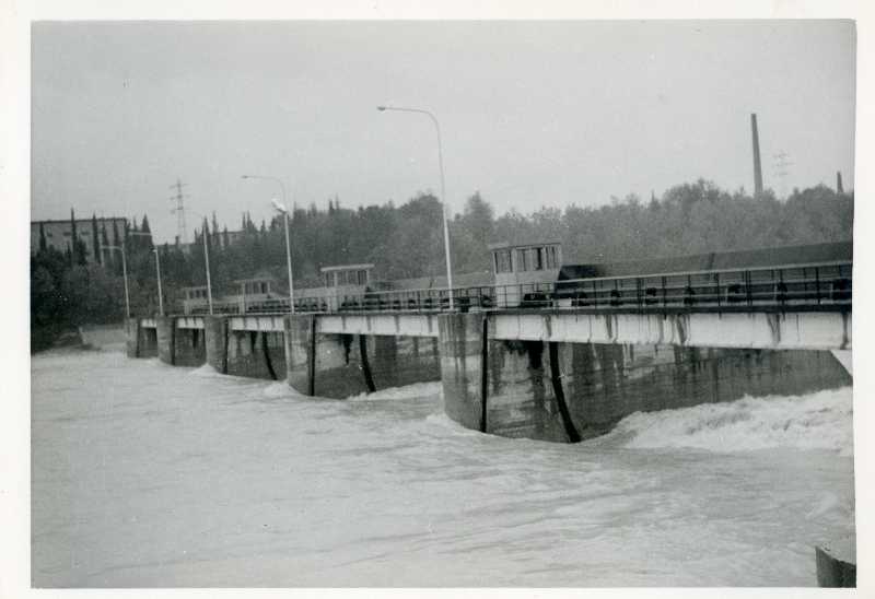 Fiume Isonzo in piena, Gorizia. Cantiere di bonifica. Opere di sbarramento in costruzione. Diga, scorcio